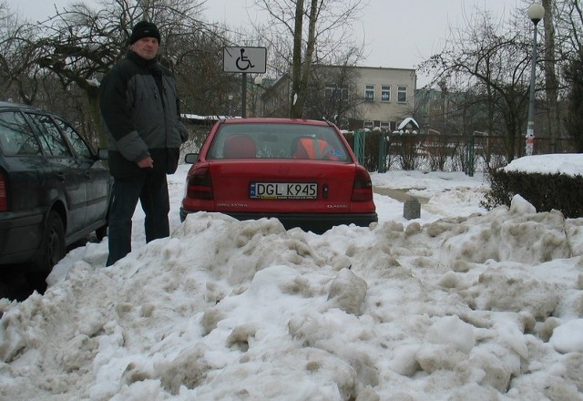 Niepełnosprawny głogowianin Kazimierz Siembab po akcji oczyszczania parkingu przez spółdzielnię zastał swoje auto zablokowane górą śniegu.