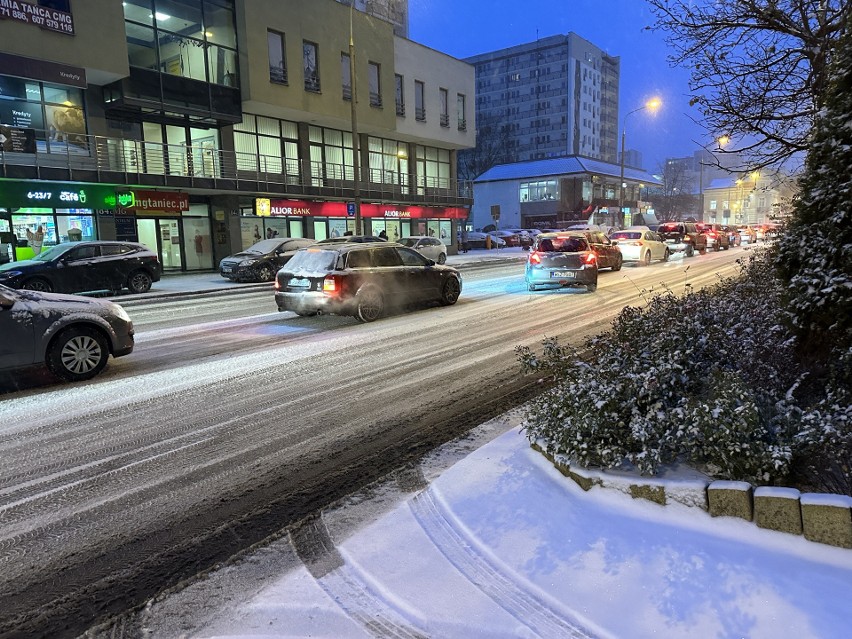 Ulice w Radomiu pełne śniegu.