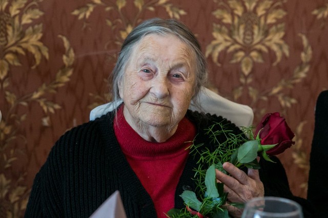 Pani Wanda Zwierzyńska-Łuczak jest osobą pogodną. Doskonale gotuje, lubi czytać książki i podróżować. Podczas urodzinowej uroczystości stulatkę odwiedził wicemarszałek województwa Dariusz Kurzawa