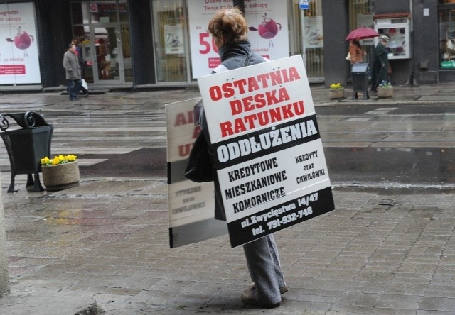 Instytucje parabankowe kuszą dużymi zyskami i pomocą w sytuacjach beznadziejnych, często jednak na lichwiarskich zasadach.