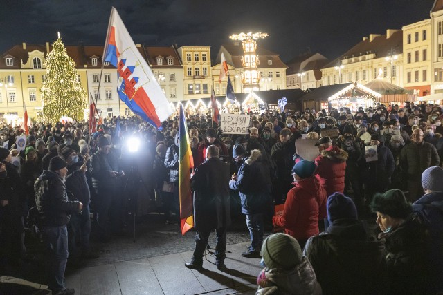 W niedzielę (19.12.2021) na Starym Rynku w Bydgoszczy odbyła się manifestacja, która była reakcją na przyjęcie przez Sejm nowelizacji ustawy medialnej