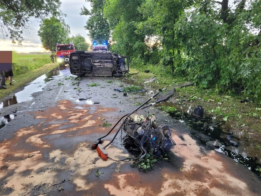 Wypadek pod Rząśnikiem. Kierowca uderzył w drzewo i dachował. 13.06.2022. Zdjęcia