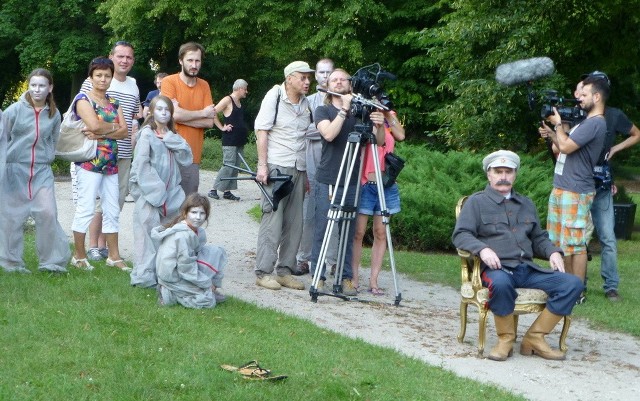 Film "Plus minus", realizował w ubiegłym roku Bogdan Dziworski (w czapce) we współpracy z kilkunastoma amatorami