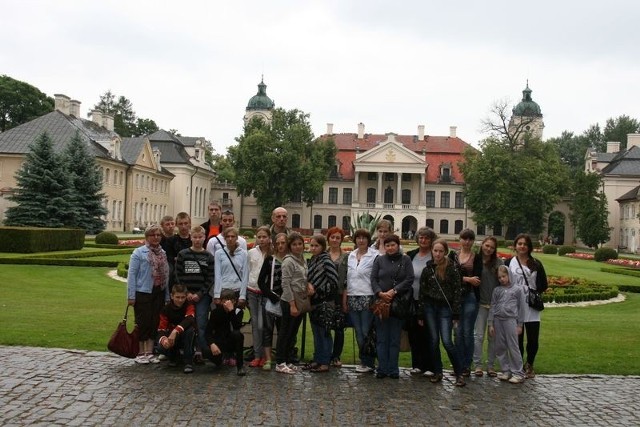 Młodzież z Litwy zwiedziła między innymi pałac w Kozłówce. Pogoda nie była w stanie popsuć im zabawy.