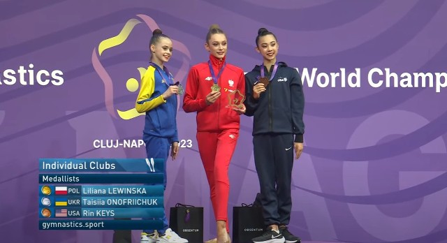 Liliana Lewińska (strój czerwony) zdobyła dwa złote medale podczas juniorskich mistrzostw świata w gimnastyce artystycznej.