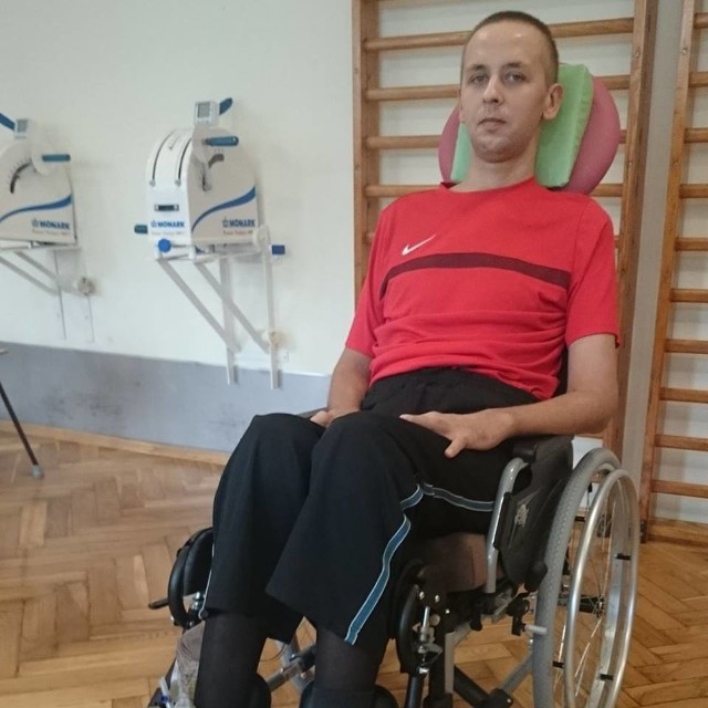 Sławomir Mosz po wypadku jest sparaliżowany. Żmudna rehabilitacja doprowadziła na razie tylko do tego, że  lekko porusza palcami rąk.