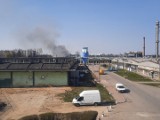Pożar fabryki mebli giętych Fameg w Radomsku. Pali się jedna z hal zakładów Fameg [ZDJĘCIA, FILM]