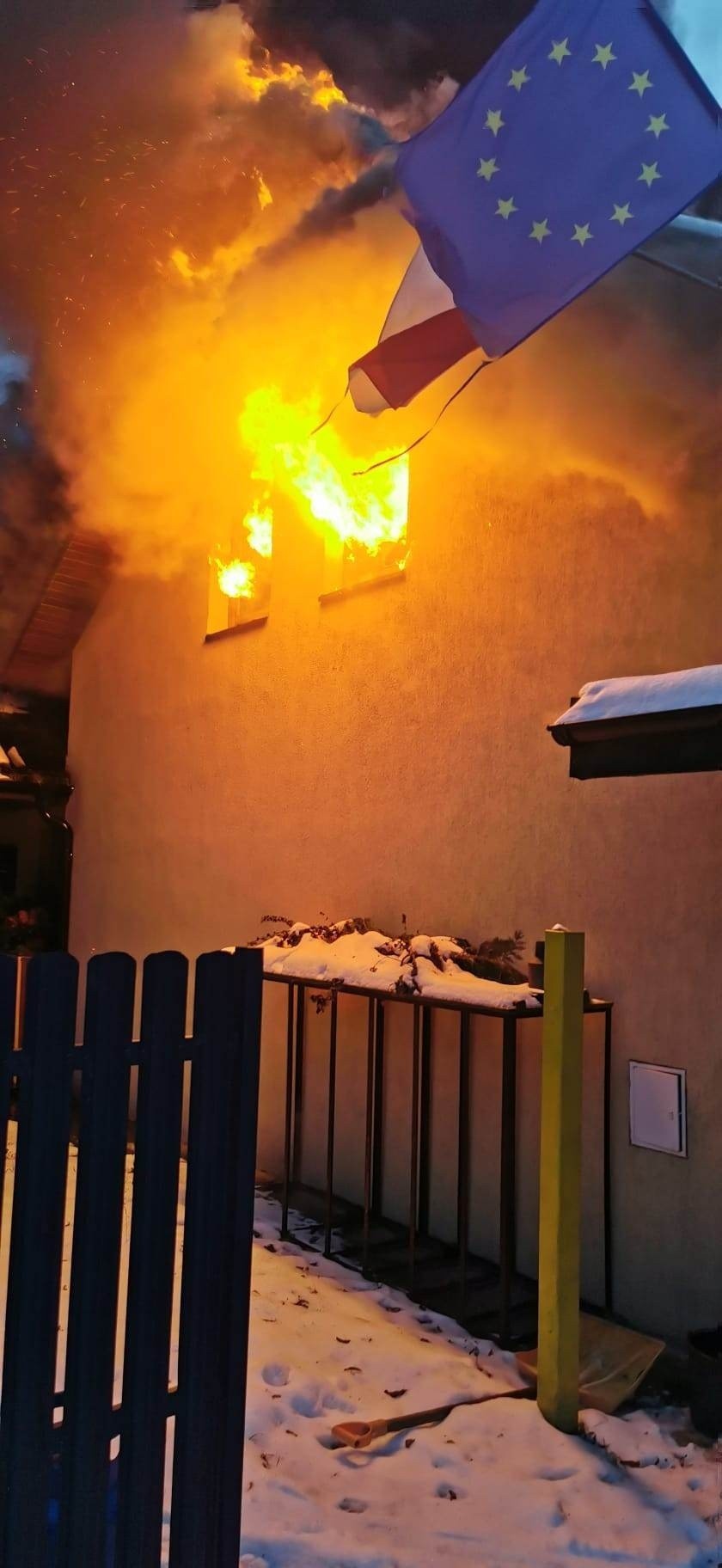 Pożar domu jednorodzinnego w Dzierżąznej. Płomienie wychodziły przez okna ZDJĘCIA