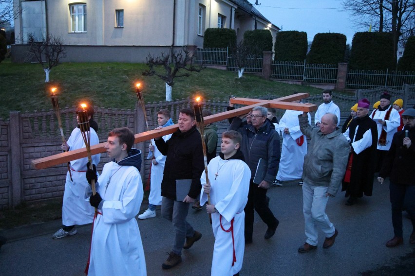 Papieska Droga Krzyżowa przeszła ulicami Masłowa. Piękne rozważania oparte były na nauczaniu świętego Jana Pawła II