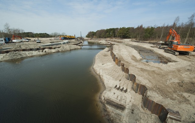 Nad jeziorem Jamno rosną wrota sztormoweProjekt, który realizuje Wojewódzki Zarząd Melioracji i Urządzeń Wodnych, został podzielony na siedem etapów.