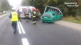 Wypadek w Radlinie. Kobieta w ciąży wjechała volkswagenem w wiatę przystanku ZDJĘCIA