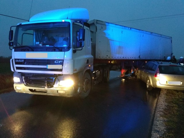 Wczoraj w miejscowości Pływaczewo doszło do zderzenia ciężarówki z osobowym renault. Dwie osoby trafiły do szpitala. Do wypadku doszło na prostym odcinku drogi Wąbrzeźno – Kowalewo Pomorskie. - Ze wstępnych policyjnych ustaleń wynika, że 36-letni kierowca ciężarówki z naczepą podczas cofania na pobliskie pole nie zachował należytej ostrożności i zajechał drogę jadącemu z naprzeciwka renault megane - relacjonuje Krzysztof Świerczyński z wąbrzeskiej policji.Zarówno kierujący osobowym autem (52 lata), jak i podróżująca z nim 23-latka z obrażeniami ciała zostali przewiezieni do szpitala.Flesz - wypadki drogowe. Jak udzielić pierwszej pomocy?