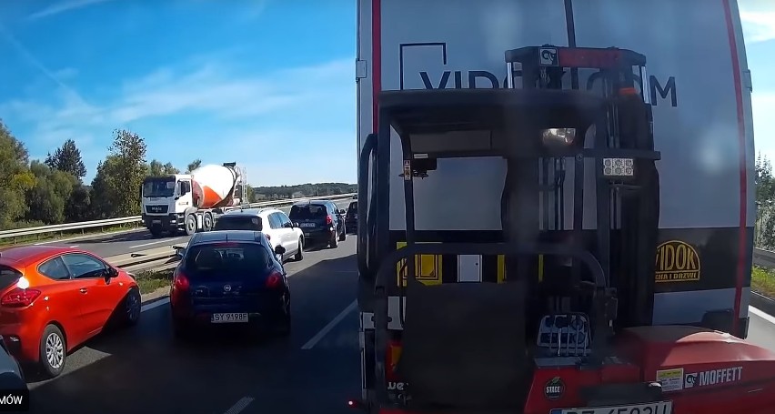 Pożar auta na A4. Strażacy mieli problem z dojazdem na...