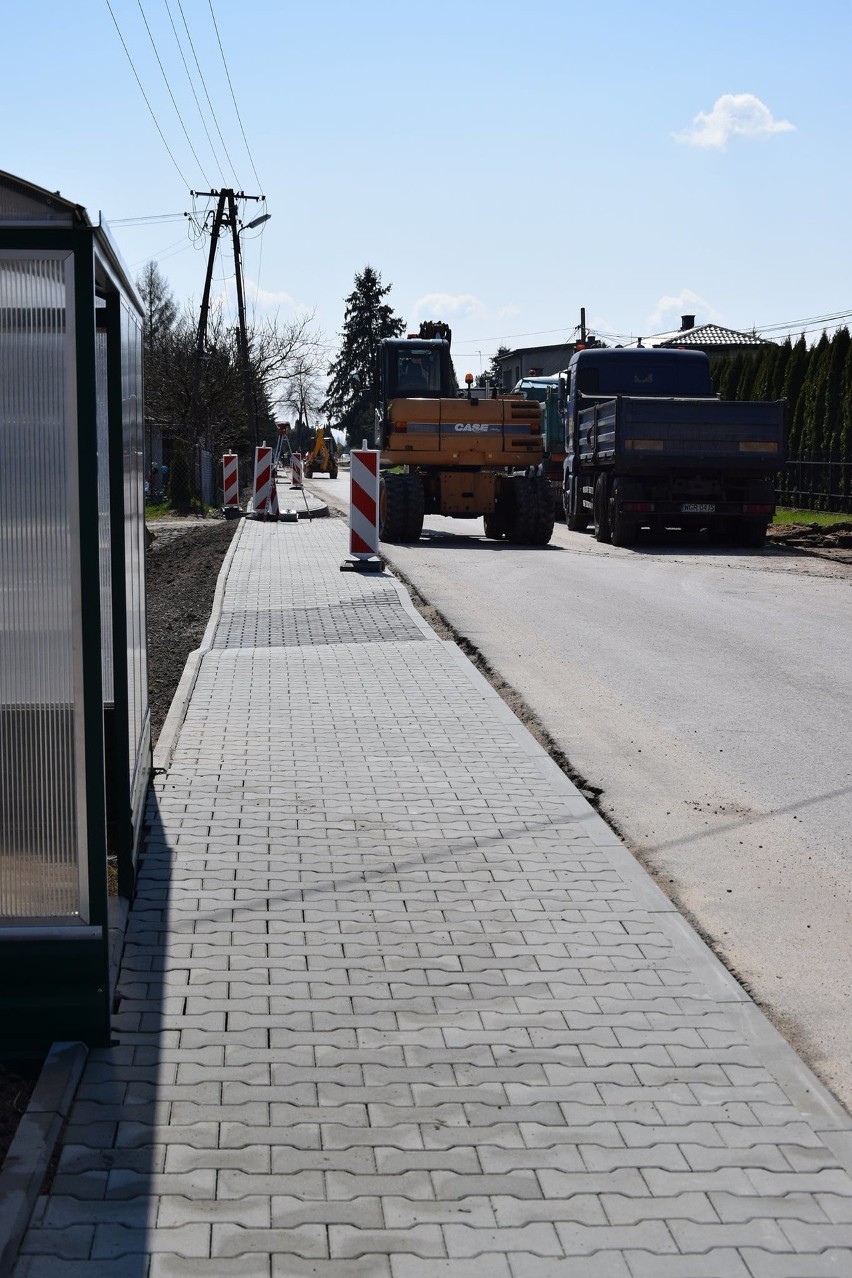Na modernizowanej drodze Grójec - Miedzechów porządkowane są...