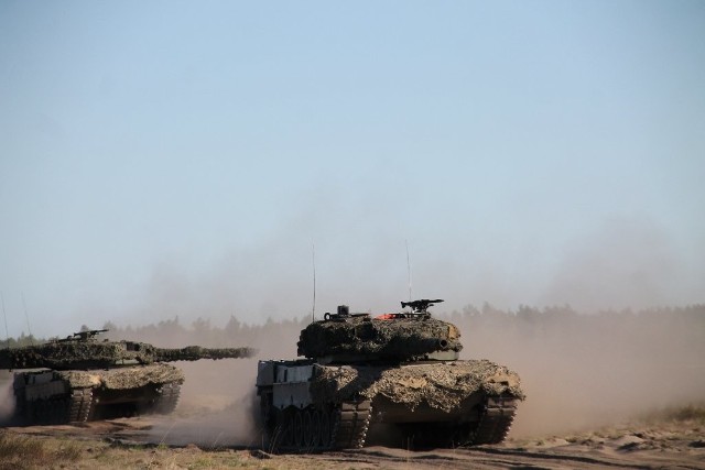 Leopardy 2A4 podczas ćwiczeń na poligonie