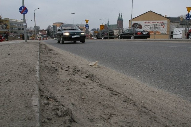 Na ulicy IX Wieków, na jezdni i chodniku w Kielcach zostało mnóstwo piachu po zimie.