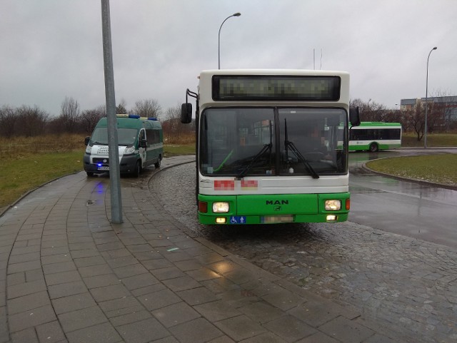 Inspektorzy kontrolują autobusy komunikacji miejskiej.