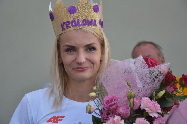 Justyna Święty - Ersetic, złota i srebrna medalistka igrzysk w Tokio, nasza mistrzyni w biegu na 400 m, członkini "Aniołów Matuszewskiego", czyli polskie eksportowej żeńskiej sztafety 4x400 m, lubi w mediach społecznościowych podzielić się zdjęciami ze swojego domu. Trzeba przyznać, że urządziła go z gustem. Zresztą - zobaczcie Państwo sami: