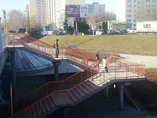 Na trasie przejazdu tramwajów PST nie ma wind przy przystankach. Schody i podjazdy nie ułatwiają jednak poruszania się osobom starszym, niepełnosprawnym czy rodzicom z wózkami. Dla mieszkańców to duży problem, dla ZTM z kolei duży wydatek.