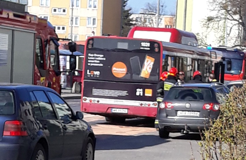 Wyciek oleju z autobusu miejskiego w Radomiu. Na ulicy Kusocińskiego działały dwa zastępy strażaków, którzy zneutralizowali zagrożenie