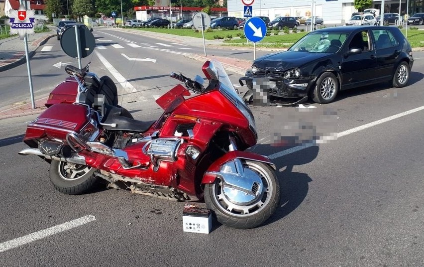 Wypadek w Zamościu. Motocykl honda zderzył się z autem osobowym. Motocyklista trafił do szpitala