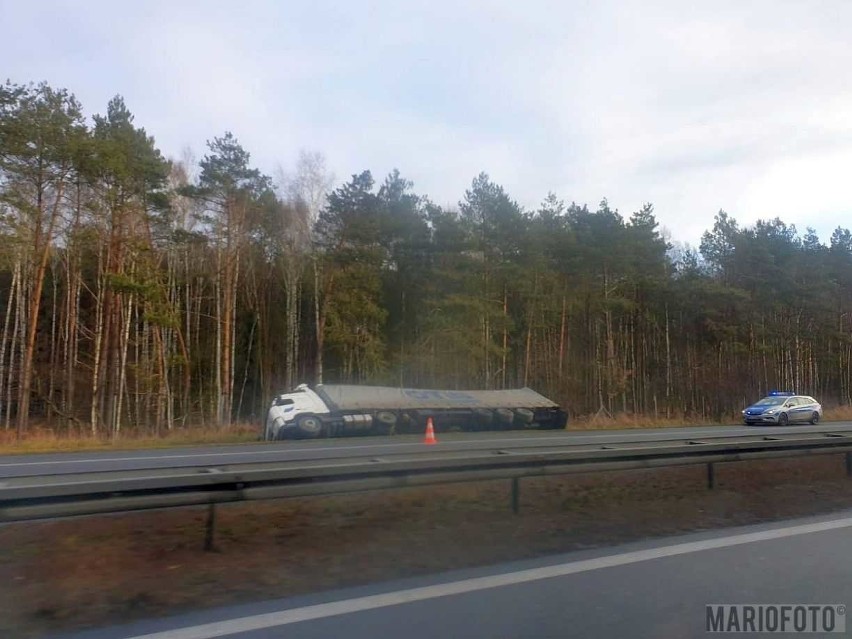 Kolizja pod Opolem. Ciężarówka wypadła z autostrady.