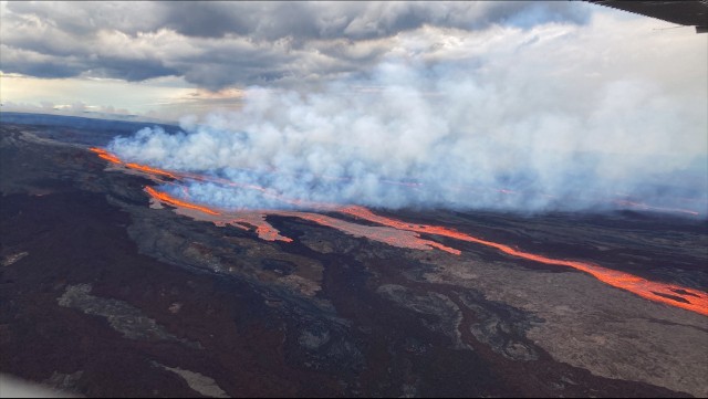 Mauna Loa, największy aktywny wulkan świata, wybuchł pierwszy raz od 1984 roku.