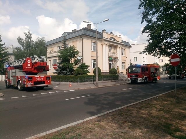 Pożar w banku w centrum Bydgoszczy - strażacy weszli z drzwiami