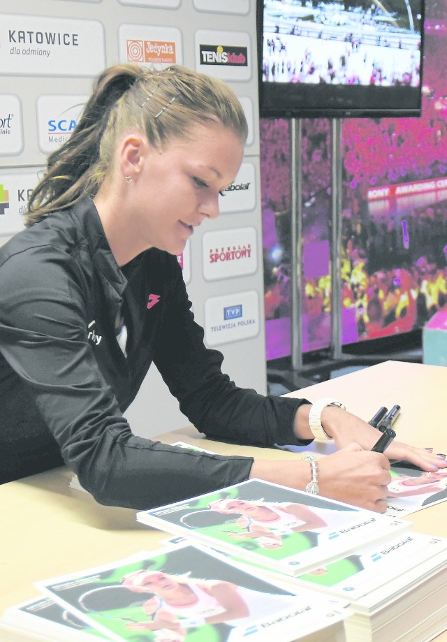 "Isia" Radwańska rozdawała autografy w drugi dzień świąt, kiedy w Spodku było niewielu widzów. Brała też udział w otwarciu turnieju. Teraz autografy rozdaje tylko po meczach. I na tym jej aktywnośc pozasportowa się kończy.