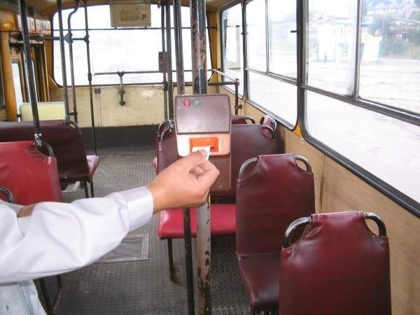 Czy tradycyjne kasowniki w starachowickich autobusach zostaną zastąpione elektroniką? Na razie związkowcy mówią &quot;nie&quot;.