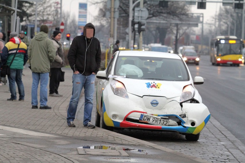 Ukrainiec autem z wypożyczalni Vozilla uderzył w dwa samochody