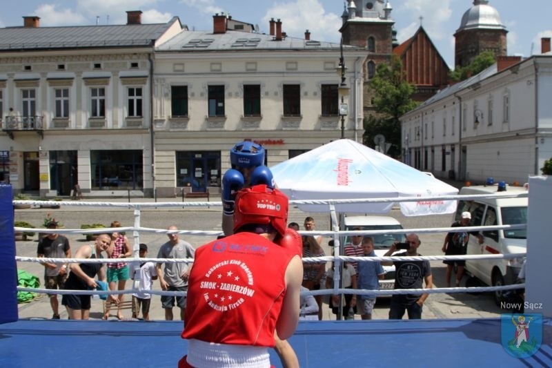 Na ringu przed sądeckim ratuszem walczyli bokserzy [ZDJĘCIA]