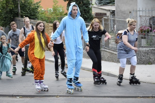 Night Skating, czyli nocny przejazd na rolkach ulicami Skierniewic rozpoczął się w piątek, 19 lipca, na ul. Podrzecznej. Rolkarze mieli do pokonania ośmiokilometrową trasę. Organizatorem wydarzenia jest Ośrodek Sportu i Rekreacji oraz Skierniewickie Stowarzyszenie Sportów Ekstremalnych.