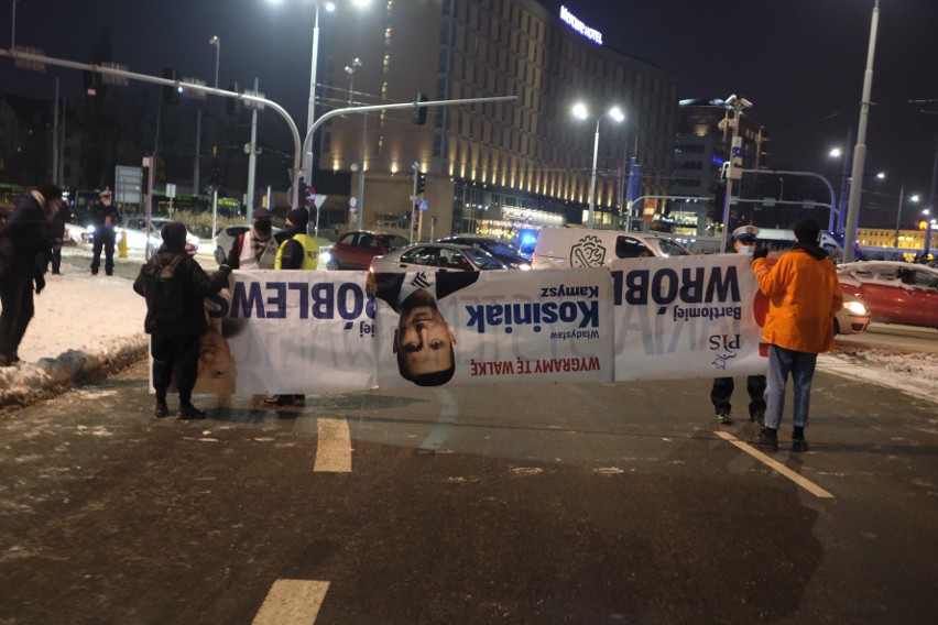 Protestujących, którzy usiedli na środku ulicy, z jezdni...