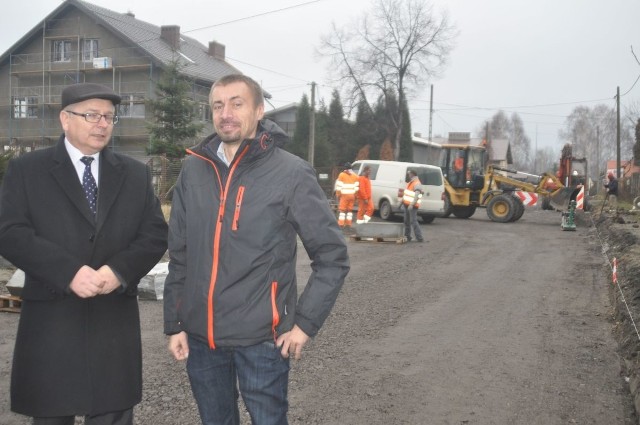 Odcinek od skrzyżowania z ulicą Zieloną pokryjemy asfaltem już w przyszłym tygodniu - zapowiada szef formy Bakamax Janusz Bakalarz. Na zdjęciu z burmistrzem Krzysztofem Obratańskim.