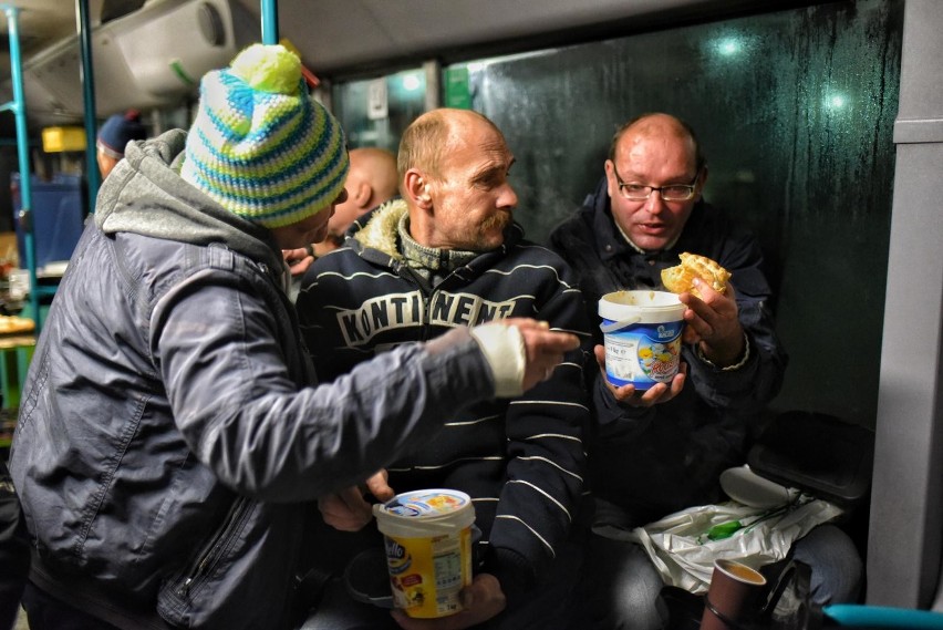 Wykładowca z Poznania kupił autobus, by pomagać bezdomnym