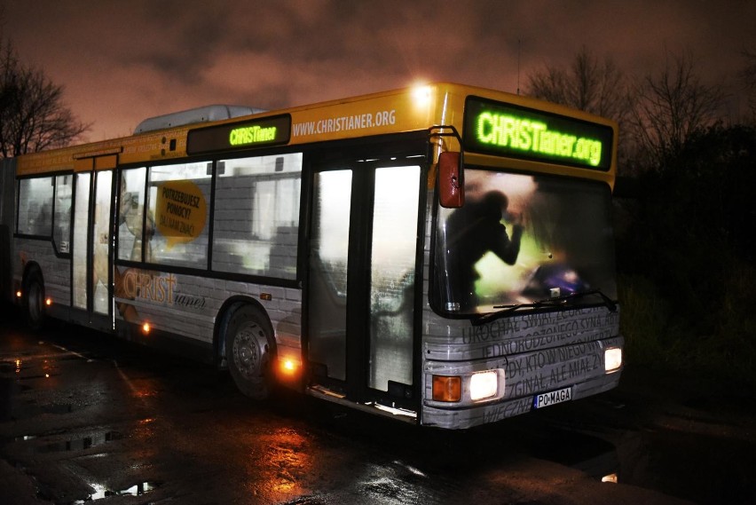 Wykładowca z Poznania kupił autobus, by pomagać bezdomnym