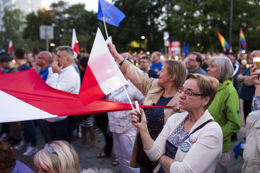 "Europo, nie odpuszczaj!" Protest w obronie sądów w Krakowie