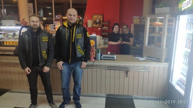 Członkowie klubu Adrrenalina (od lewej: Jakub Bińczyk i Jakub Pogodziński) zachęcają do wsparcia akcji "Motomikołajki".