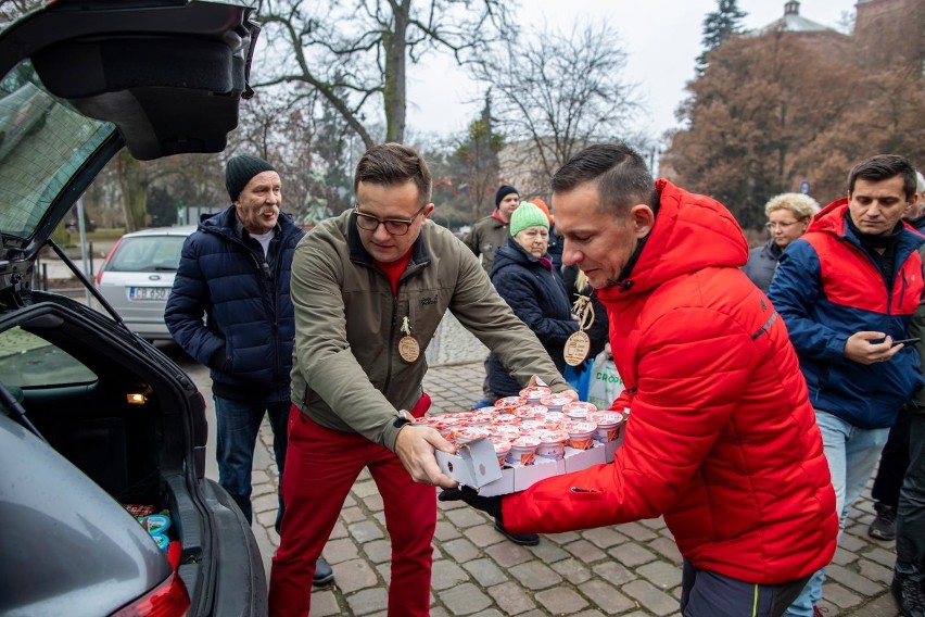 "Ciepło serca w słoiku". Bydgoszczanie podzielili się z potrzebującymi