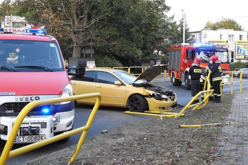 Pijany 25-latek w Nakle wjechał w bariery ochronne, które upadły tuż za pieszymi