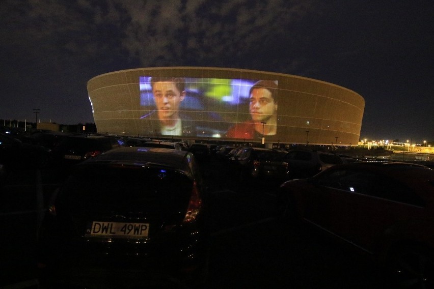 We Wrocławiu ruszyło kino samochodowe. Największy ekran w Europie (ZDJĘCIA)