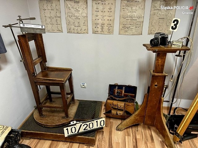 Drewniane obrotowe krzesło do fotografii sygnalitycznej, którego wygląd niektórym może przypominać znane z amerykańskich filmów krzesło elektryczne.