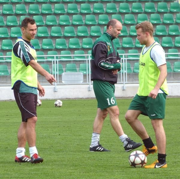 Piłkarze Stali Stalowa Wola (od lewej: Wojciech Fabianowski, drugi trener Artur Lebioda, Bartosz Horajecki) przygotowują się do meczu z Pelikanem Łowicz.