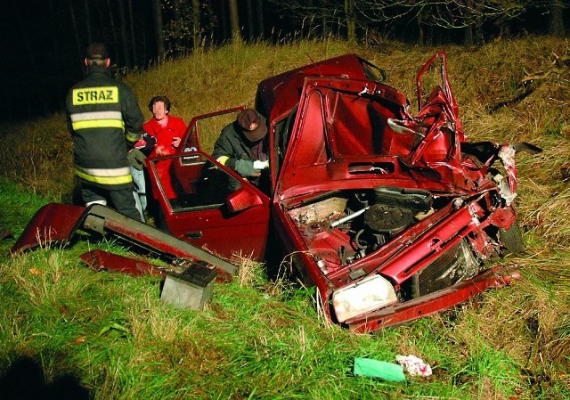 Kierowca tej skody na szczęście przeżył i trafił do szpitala.