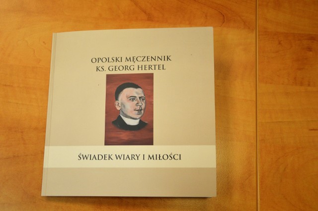 Okładka książki o opolskim katechecie i kapelanie.