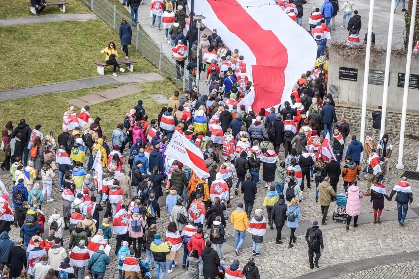 Gdańsk: Za Waszą i naszą wolność. Marsz antywojenny Białorusinów, Ukraińców i Polaków przeszedł ulicami miasta