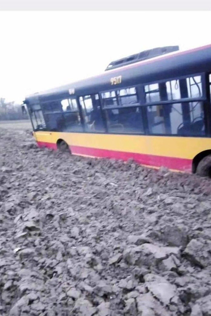 Kierowca autobusu zaufał nawigacji i utknął w polu pod Wrocławiem. "Splot niefortunnych zdarzeń". Zobaczcie zdjęcia