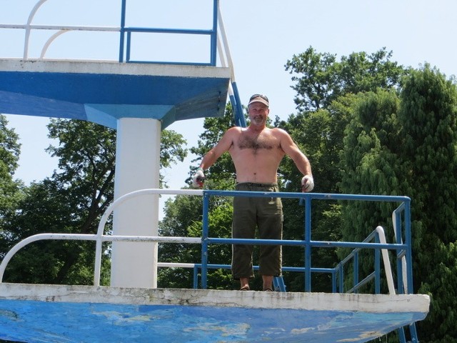 Jerzy Szpajchler z Żagania odnawia miejski basen.