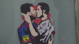 Romantyczny pocałunek Messiego z Ronaldo, czyli... zaskakujący malunek w Barcelonie